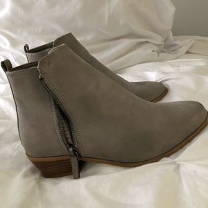 Taupe Tan Zip Up Heel Booties Boots Like New!